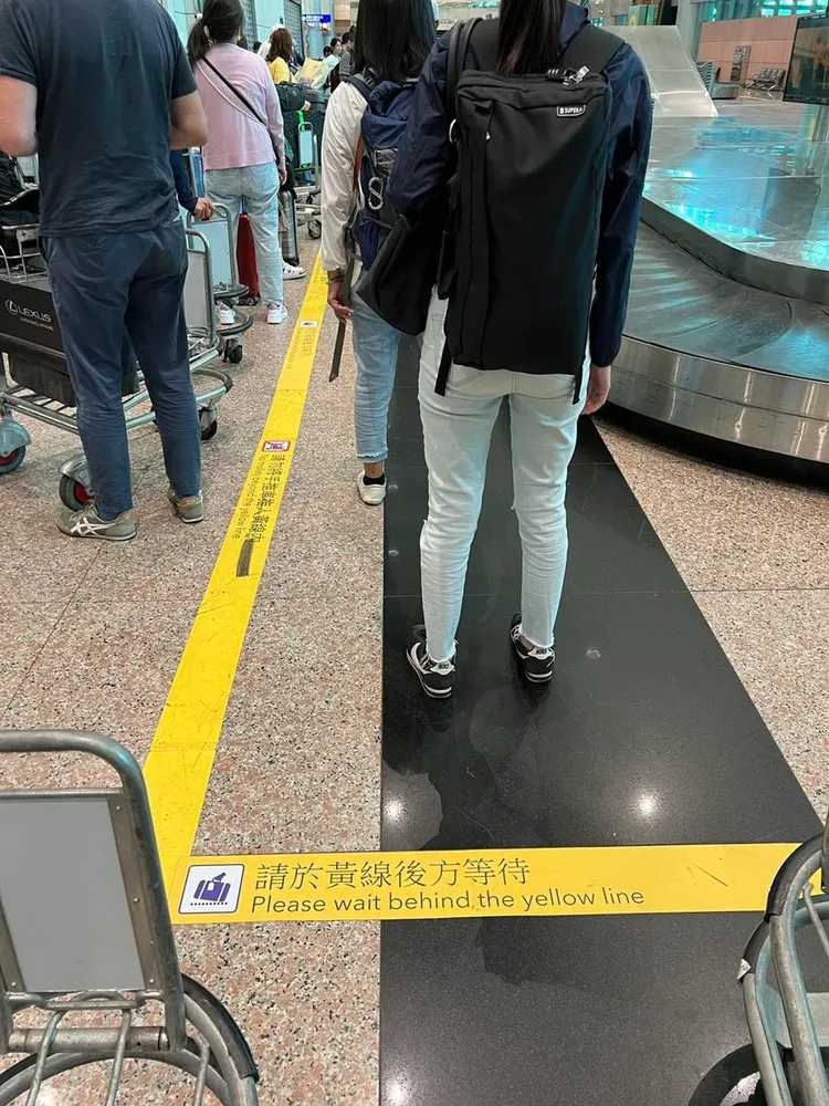 台灣機場內常見國人無視地上標線，擠在轉盤前領行李。取自「卡瓦納X日本旅遊失心瘋」粉專