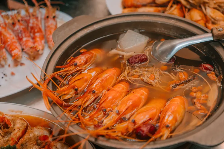 滿桌活蝦料理。店家提供