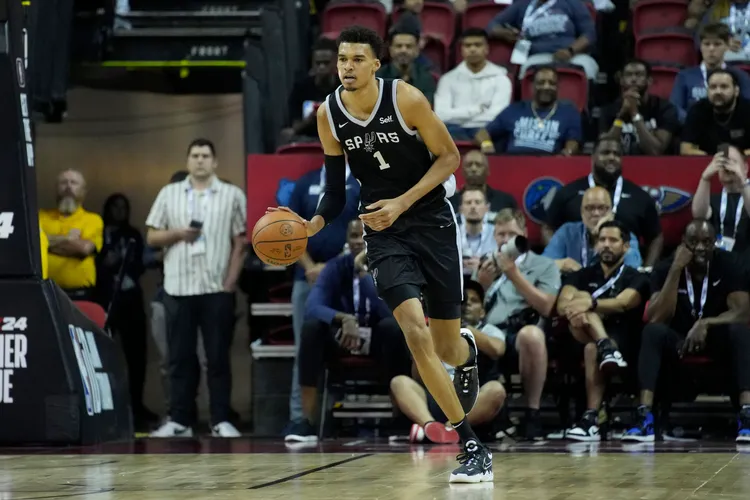 文班亞馬自己帶球。  美聯社