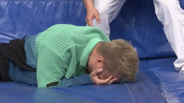 大根摔下來，摀著臉，痛苦不已。民視提供