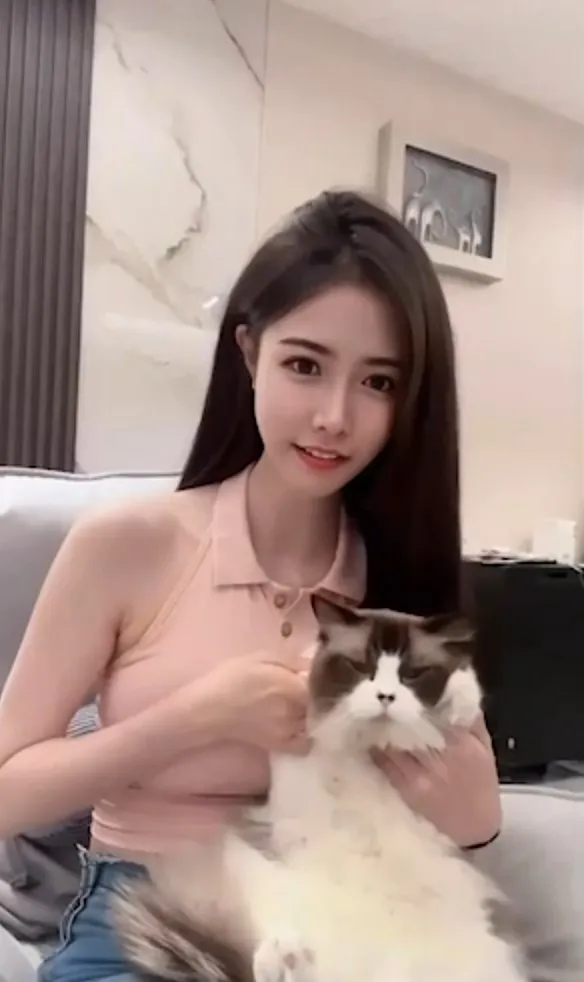 長髮正妹和喵星人合照。IG :reel :vinsameta 提供