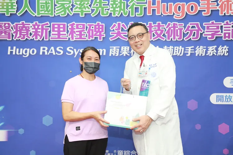 劉錦成主任贈送關懷禮包給顧小姐。院方提供