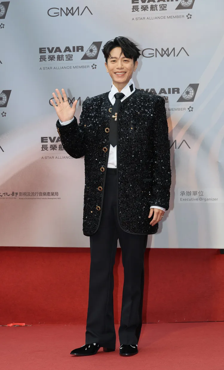 韋禮安的戰袍出自BALMAIN 2023早秋禮服。攝影中心攝