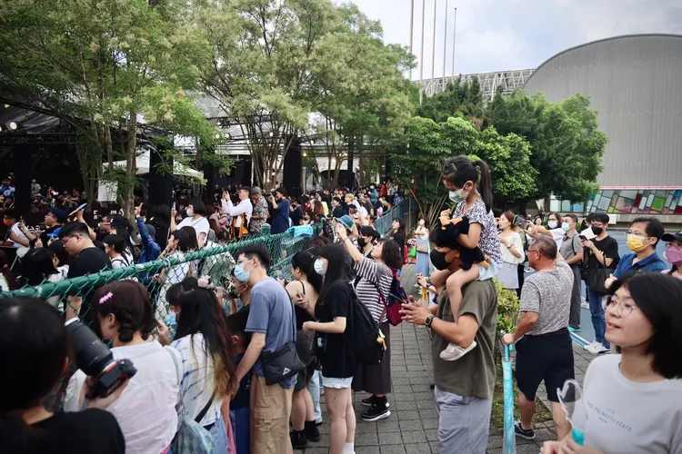 粉絲努力捕捉偶像身影。攝影中心攝