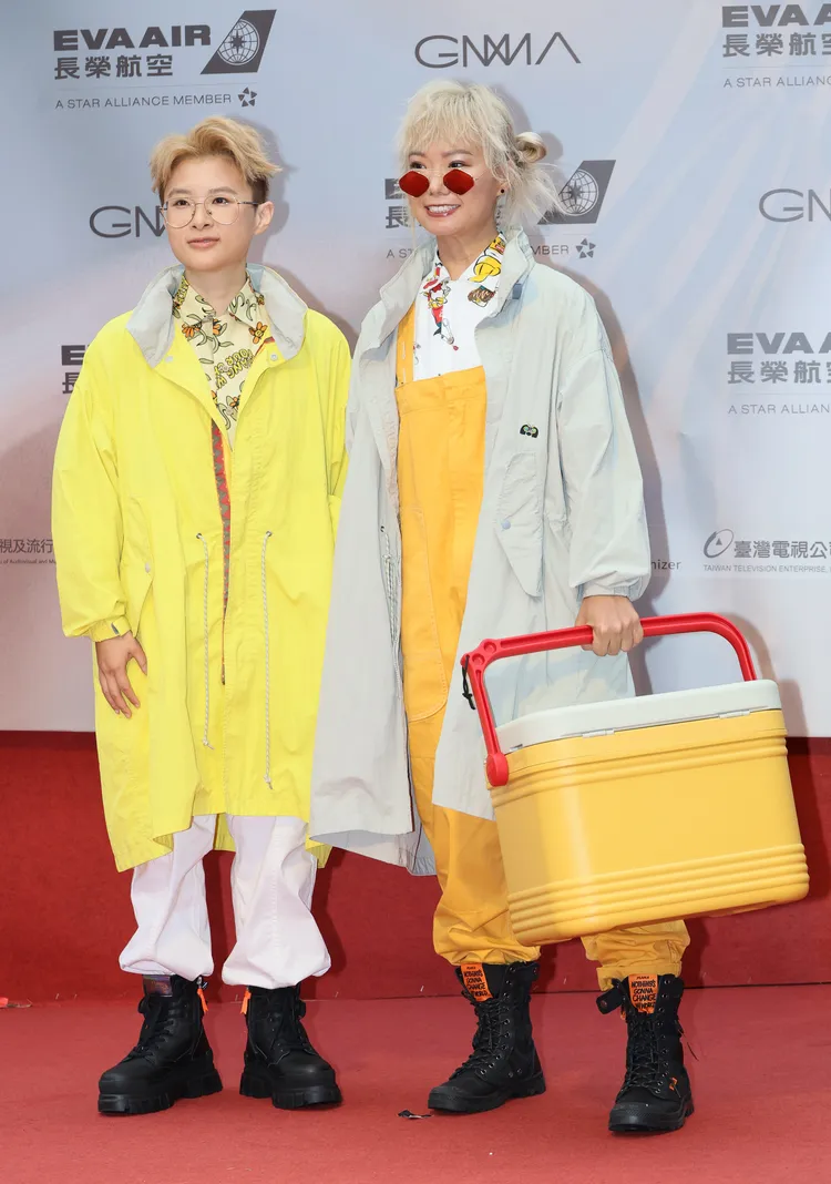 絕命青年入圍最佳演唱組合獎，拿著冰桶走紅毯。攝影中心攝