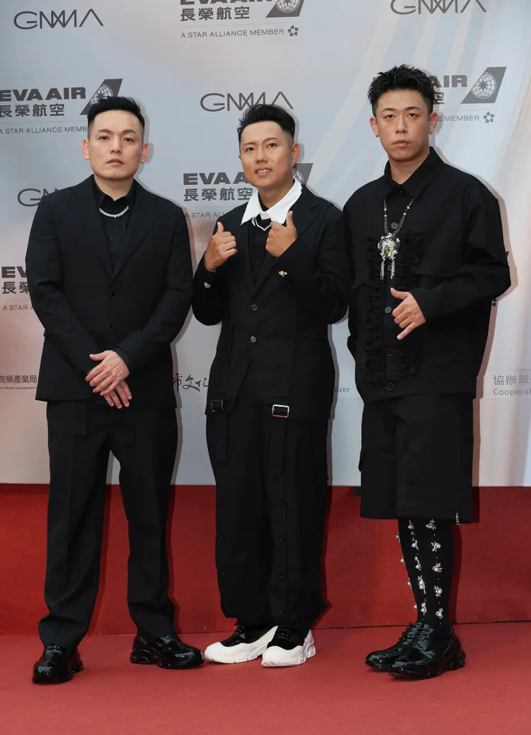 玖壹壹造型由健志的造型師女友一手包辦，左起春風、洋蔥、健志。攝影中心攝