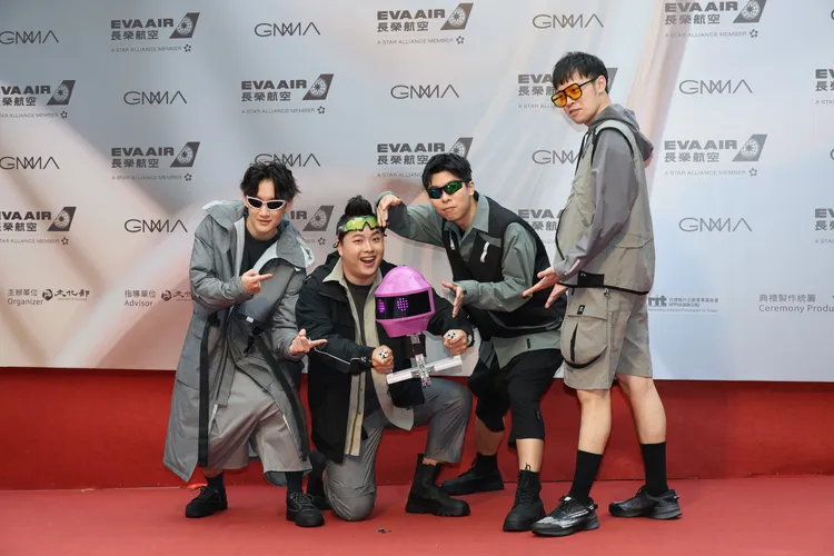 入圍最佳樂團獎的Robot Swing拿著機器人。攝影中心攝