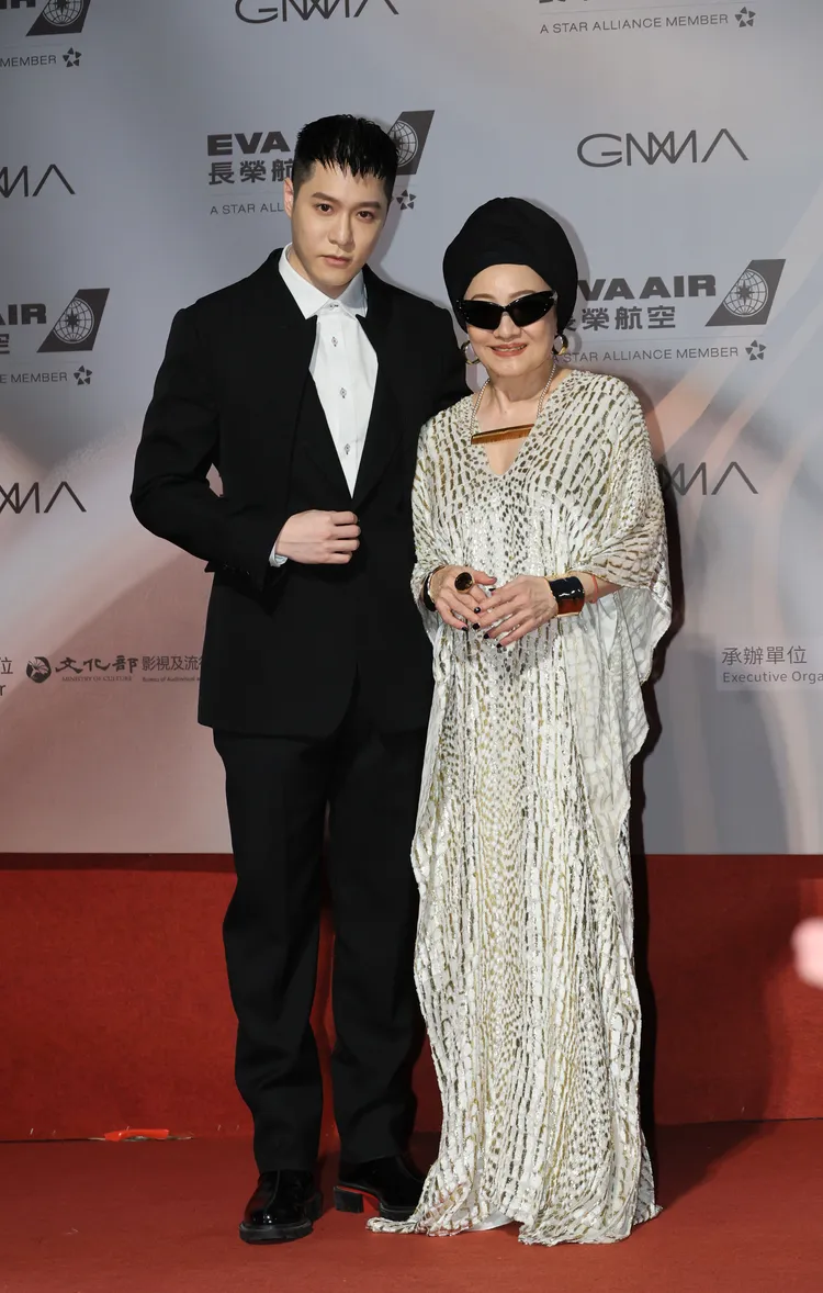 周湯豪（左）入圍最佳單曲製作人獎，帶老媽比莉增添氣勢。攝影中心攝