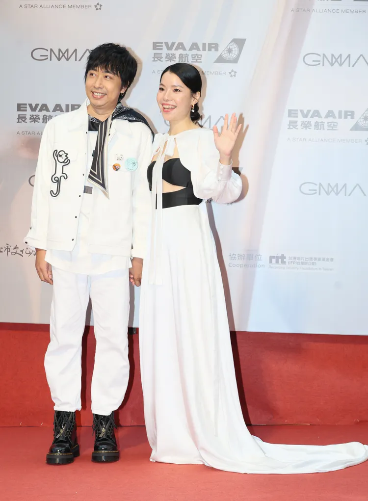 夫妻檔深白色二人組。攝影中心攝