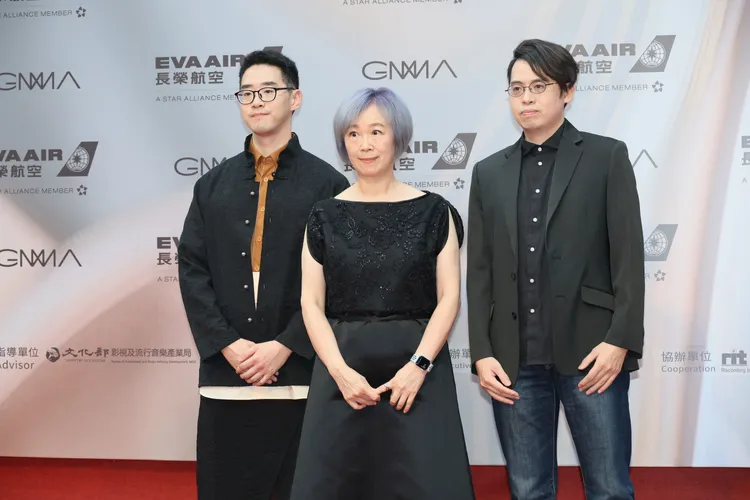 特別貢獻獎得主林秋離的遺孀熊美玲和2個兒子步上紅毯。攝影中心攝