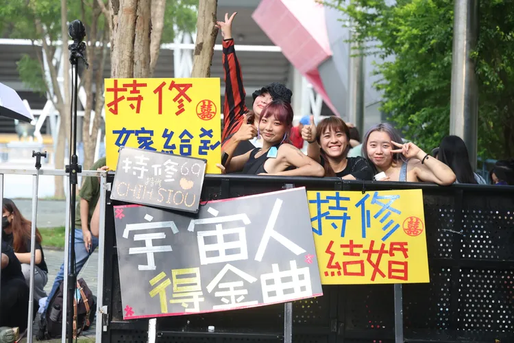 持修粉絲拿大字報求婚。攝影中心攝