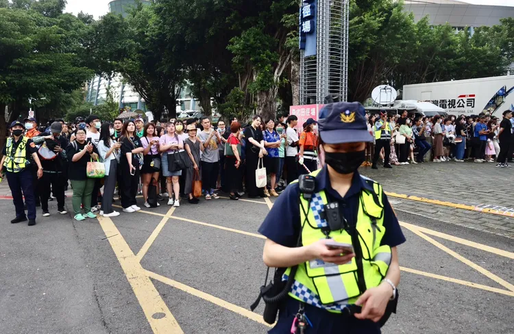 粉絲在場邊圍觀。攝影中心攝