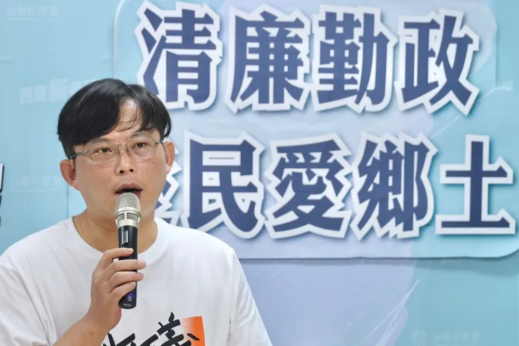 黃國昌3日親送716活動邀請函至民眾黨。林林攝