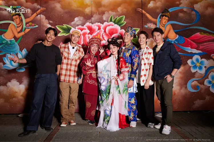 AKIRA（左起）、王陽明、蔡昌憲、王彩樺、禾浩辰、林柏宏、温昇豪《神秘五金行》合夥人們分工合作宣傳、募集隨喜、登台演出讓歌仔戲義演演出大成功。衛視原創提供