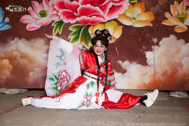 王彩樺粉墨登場，為了公益展現一字馬功力。衛視原創提供