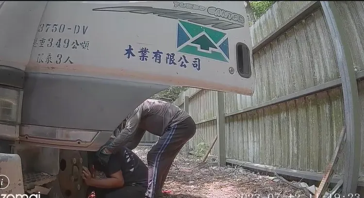 謝姓修車師傅被後斗壓夾住失去意識，陳姓駕駛還將他抬到一旁，事後卻稱自己不在場。翻攝畫面