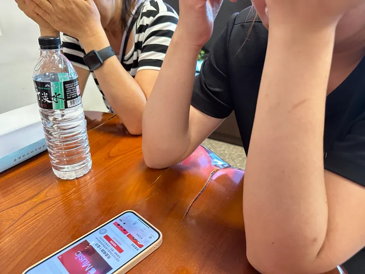 死者太太(左一)與大女兒(右一)泣訴整個死亡過程，控陳姓駕駛害命後還想逃避責任。曾佳俊攝