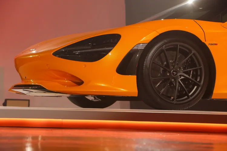 750S標配的Turbine極輕量10輻鍛造銀色輪圈，是McLaren打造有史以來最輕量的輪圈。林浩昇攝