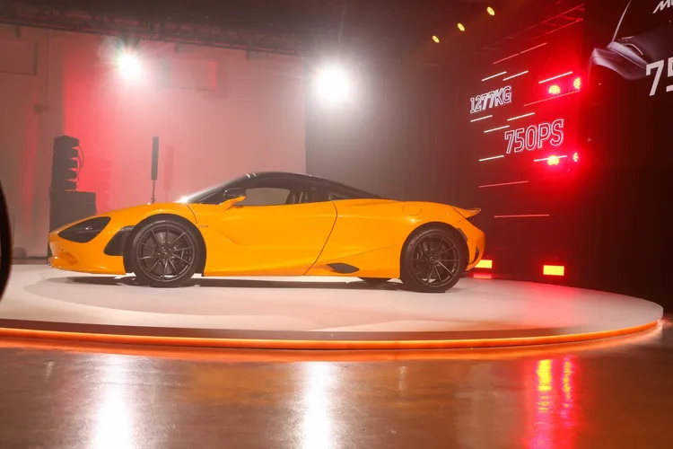 750S車身後側依照空力科技修改調整，包括加長的後葉子板，將空氣導流至角度更高且加大的碳纖維主動式尾翼。林浩昇攝