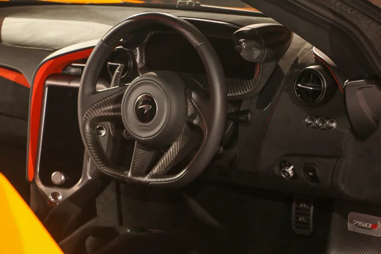 內裝標準音響升等為Bowers & Wilkins為750S開發的12支揚聲器，並新車360度環景停車輔助、Apple Carplay等系統。圖為來台展示的右駕車型。林浩昇攝