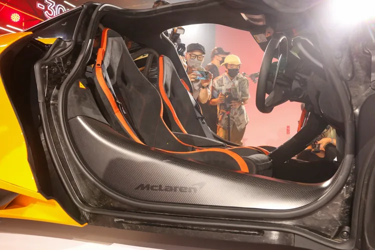 750S座椅採用原先於720S需列為選配的碳纖維賽車桶椅，較720S標準座椅少了17.5公斤。林浩昇攝