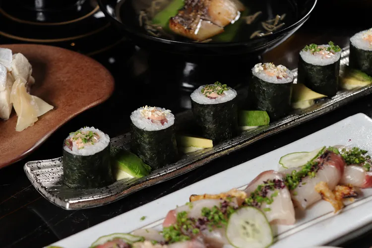 WA-RA日籍主廚工藤將和「夏之嚴選」創作亮點之一，解構酪梨加州卷帶來清爽風味。高雄洲際酒店提供