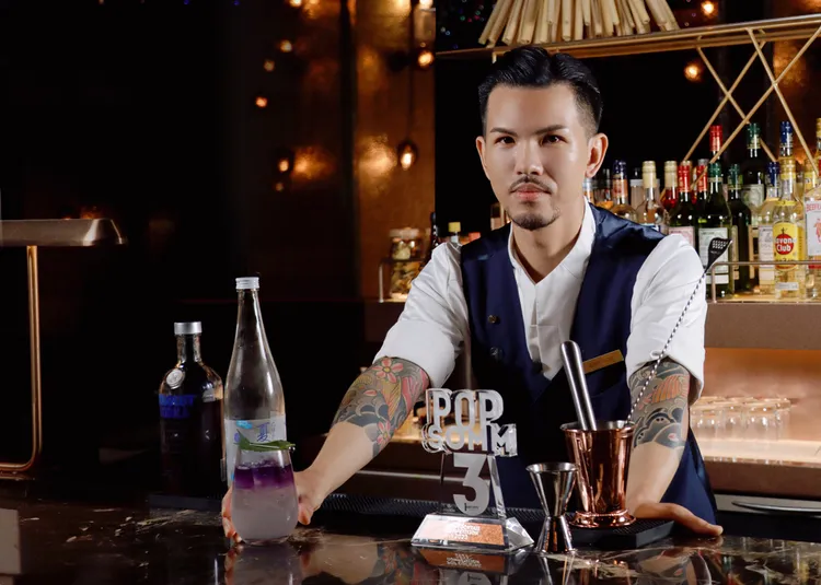 WA-RA日式酒吧由甫獲2023年第四屆 Pop Cocktail Competition香檳調酒大賽季軍的調酒師梁奕明Mickey Liang主理。高雄洲際酒店提供