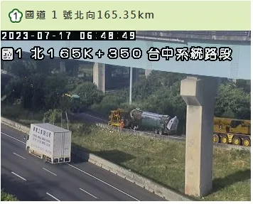 槽車翻車占國1匝道內車道！封閉國4西向接國1出口　高公局成立緊急應變小組