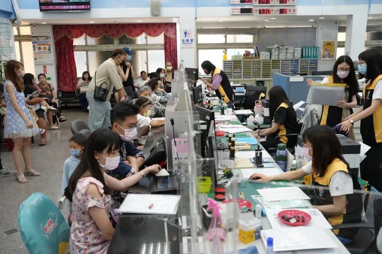 民政局長柯慶忠表示，戶政事務所作為第一線為民服務單位，與民眾接觸最為頻繁。民政局提供