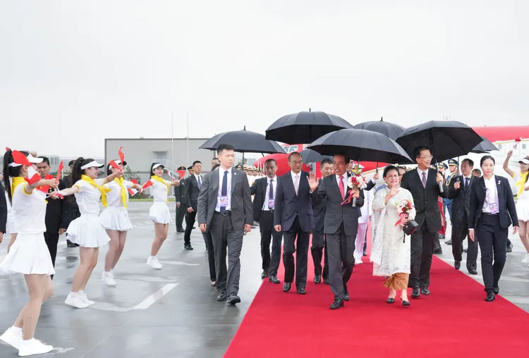 佐科威露出有點羞澀的笑容。新華社