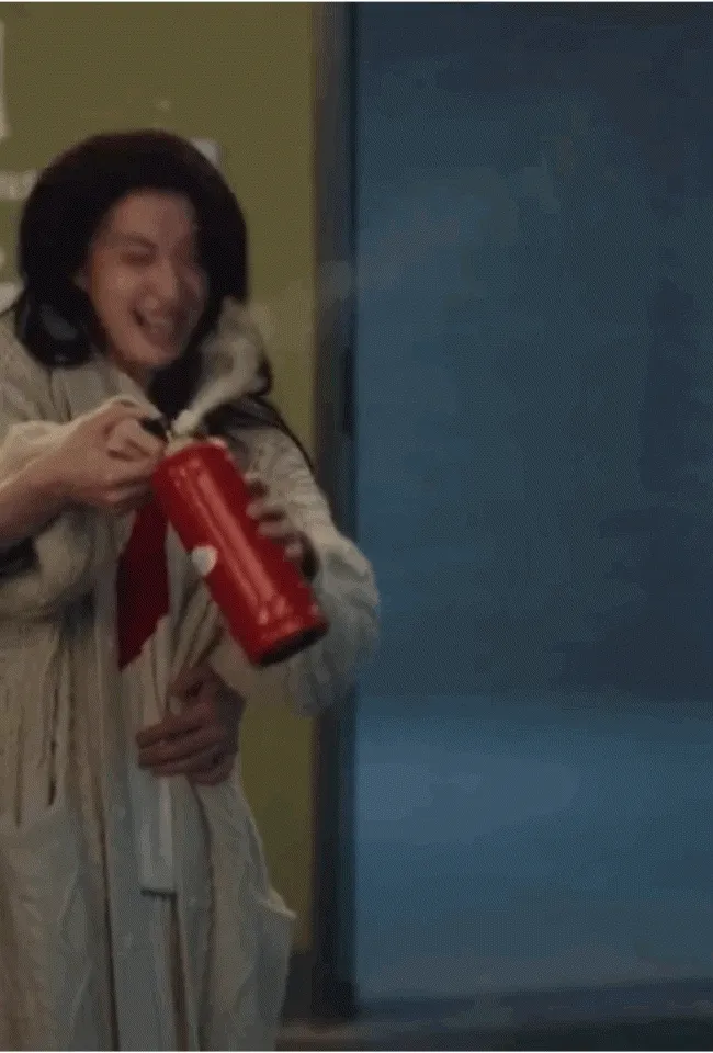 劇組澄清滅火器是男主角買的私人用品。翻攝微博