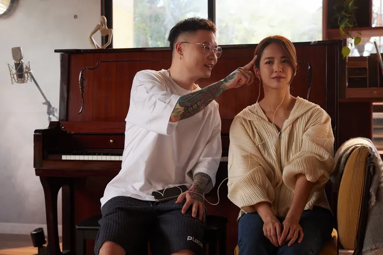 蕭秉治與臧芮軒甜蜜互動。相信音樂提供