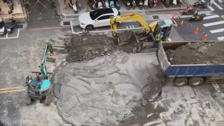 坑洞長度約為1.5公尺，寬度約為1公尺，深度約為1公尺，今晨相關單位正在進行修復工作。附近居民提供