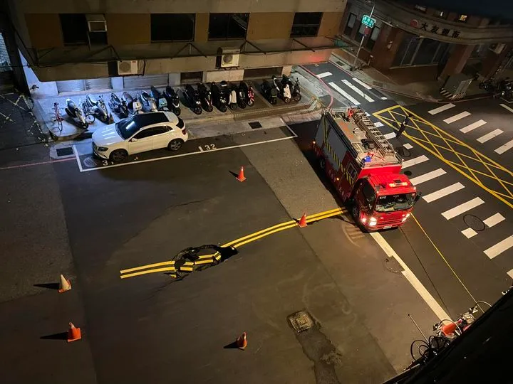 台北南京西路崩出「天坑」！居民驚嚇表示，聽到一聲巨響以為車撞民宅。附近居民提供