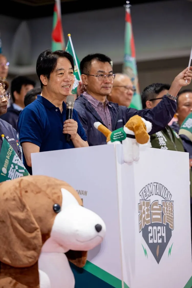 賴清德致詞時，狗玩偶也在一旁相伴。賴清德競辦提供