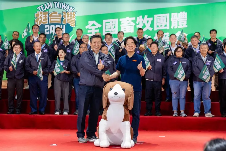 中華民國養豬協會理事長楊杰特別致贈大型防疫犬布偶。賴清德競辦提供