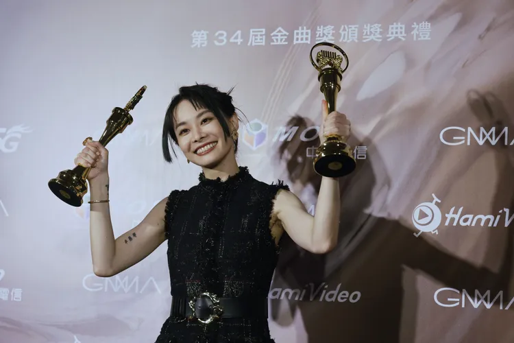 鄭宜農以首張台語專輯《水逆》成功擊敗了黃妃、蔡秋鳳等台語老將，獲得了台語最佳女歌手的殊榮，同時也奪下最佳台語專輯獎。林林攝