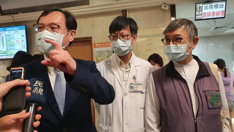 健保署署長石崇良在部分負擔新制上路首日，前往北市聯醫仁愛院區視察。林芳如攝