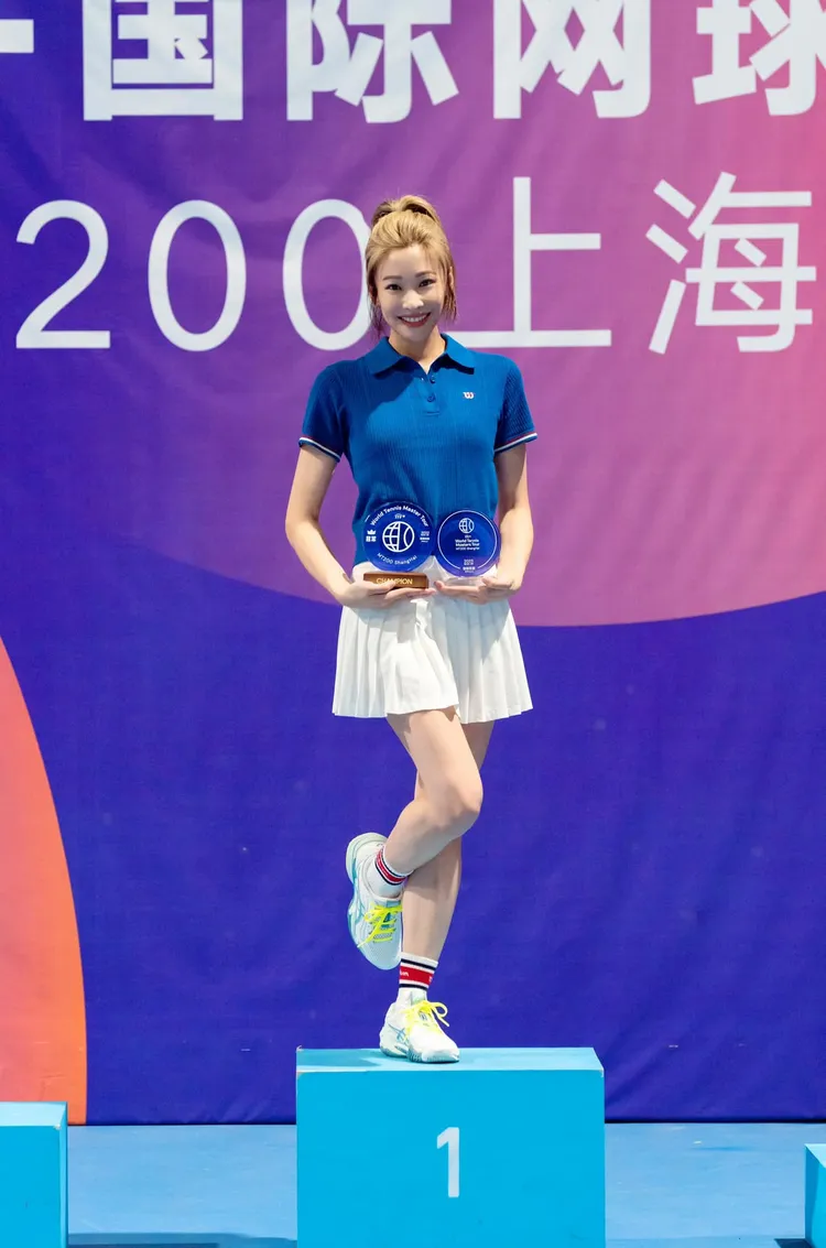 袁詠琳上台領獎。翻攝自袁詠琳臉書