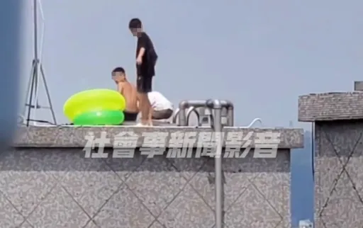屁孩出動！3少年帶游泳圈衝頂樓「水塔」戲水　社區主委傻眼