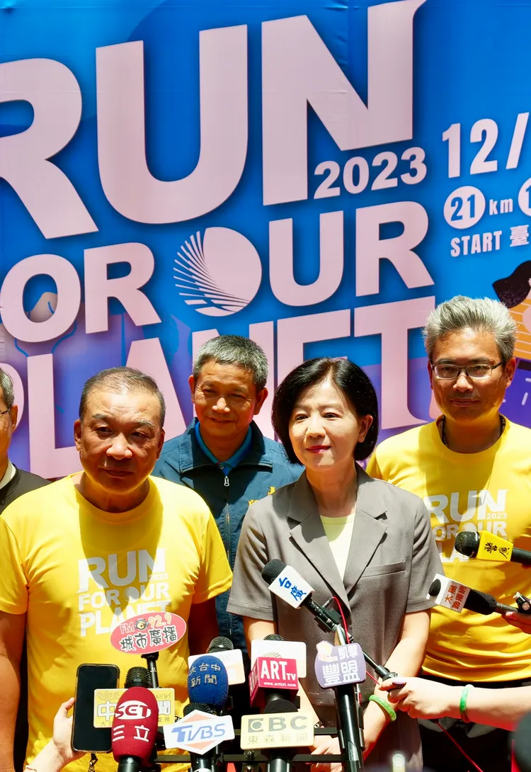 台中市王育敏副市長（右二）與中市不動產開發公會林正雄理事長（左一）接受媒體聯訪宣傳路跑活動。主辦單位提供