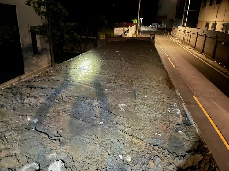 警方查獲溫男載運土方逗留在楊梅地區。環保局提供