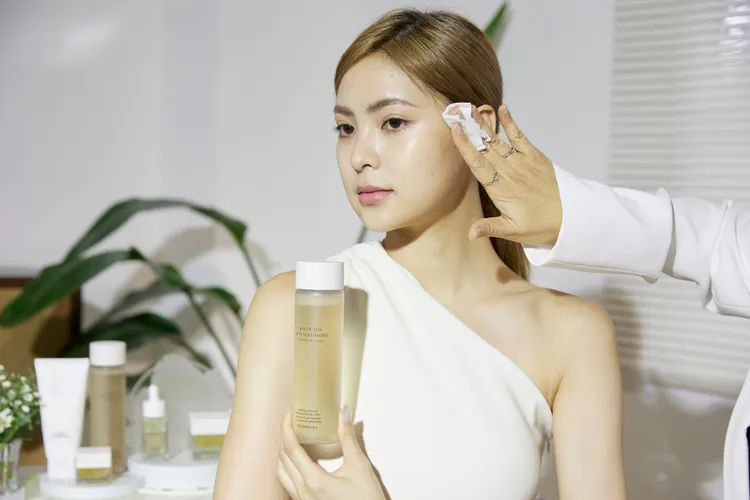 白茶雙重保濕化妝水除可用作日常保養，也能舒緩日曬後不適與泛紅敏感。品牌提供