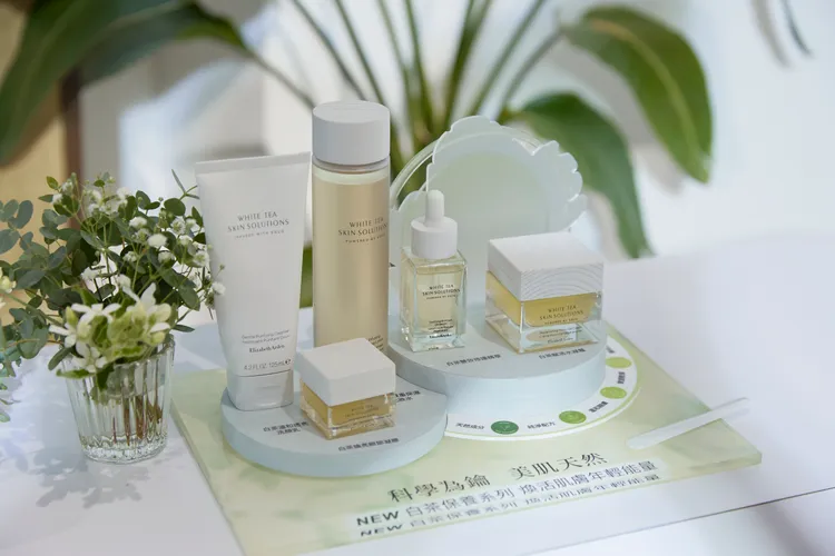 雅頓白茶煥活保養系列。品牌提供