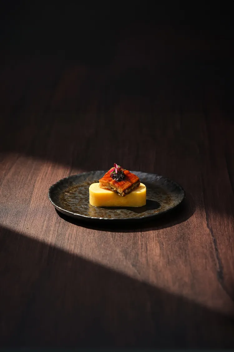 8月期間，只要平日到店消費套餐，於社群帳號拍照、打卡並標註「阪前和牛鐵板燒」成功，出示畫面即款待價值680元的「松露蒲燒鰻魚玉子燒」1份。業者提供