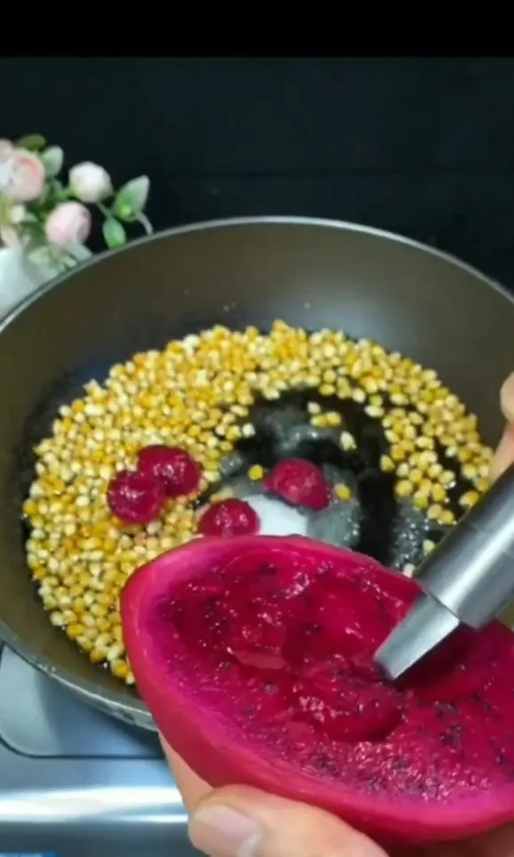 紅肉火龍果爆米花，不添加人工色素。IG @defoodinsta 提供