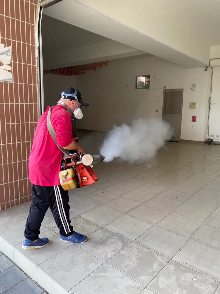 防疫單位接獲案例，立即啟動清消作業。翻攝畫面