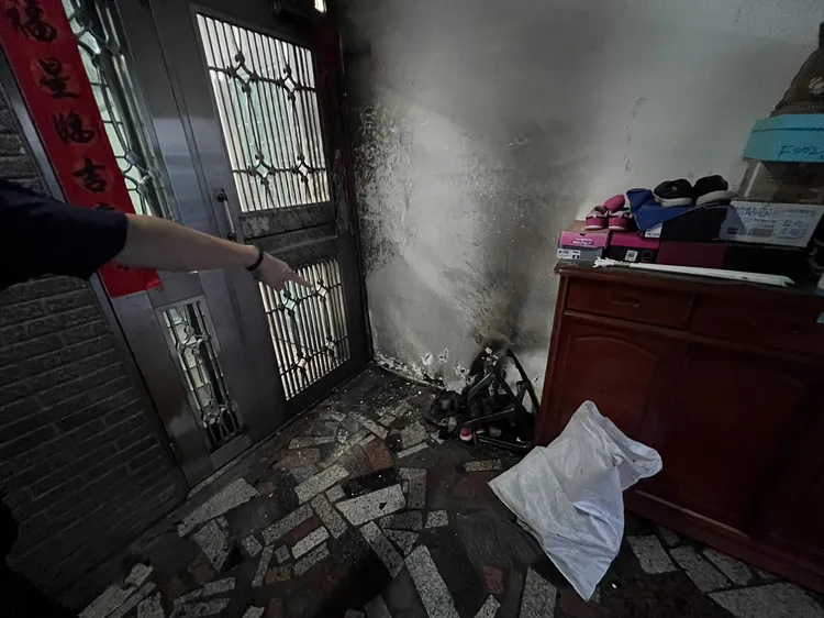 草屯虎山路的民宅火警燒毀鞋櫃。翻攝草屯消防分隊臉書