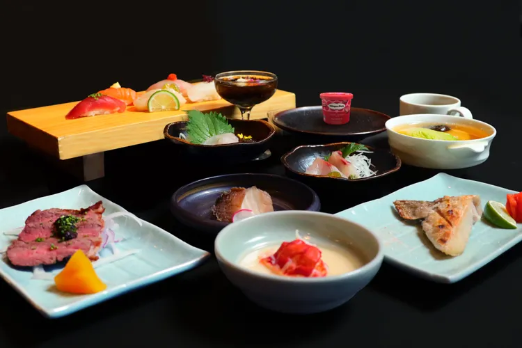 奇鮮日料無菜單料理，14道菜，菜式有冷盤有熱食(依當日食材調整)。業者提供