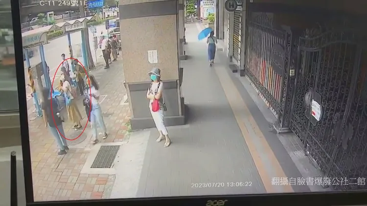 白衣女(紅圈處)似提前一秒察覺異狀抬頭看。翻攝自臉書「爆廢公社二館」